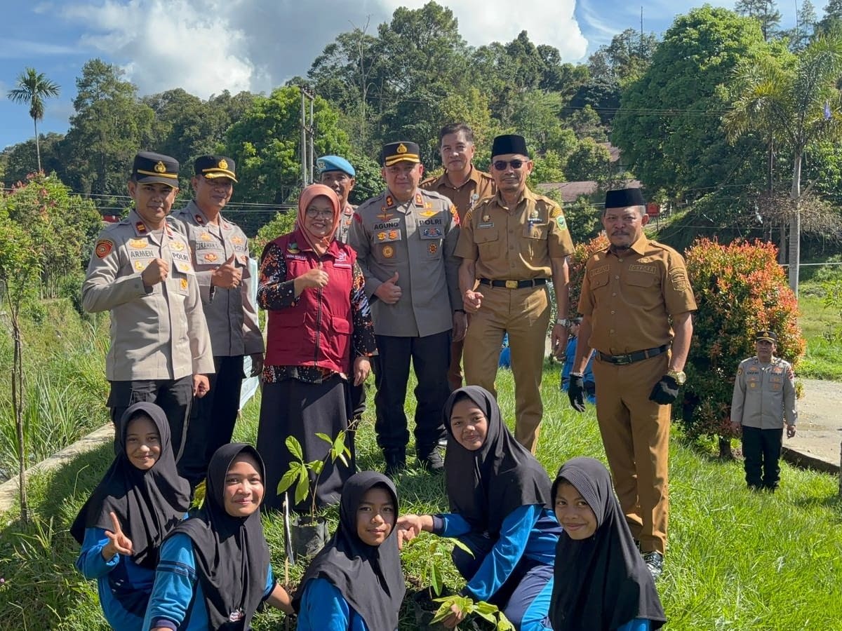 Momentum Hardiknas, Polda Sumbar Gaungkan Kepedulian Lingkungan Lewat Penanaman Pohon
