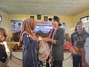 Bupati Annisa Salurkan Bantuan Permakanan bagi Ibu Hamil dan Menyusui di Timpeh