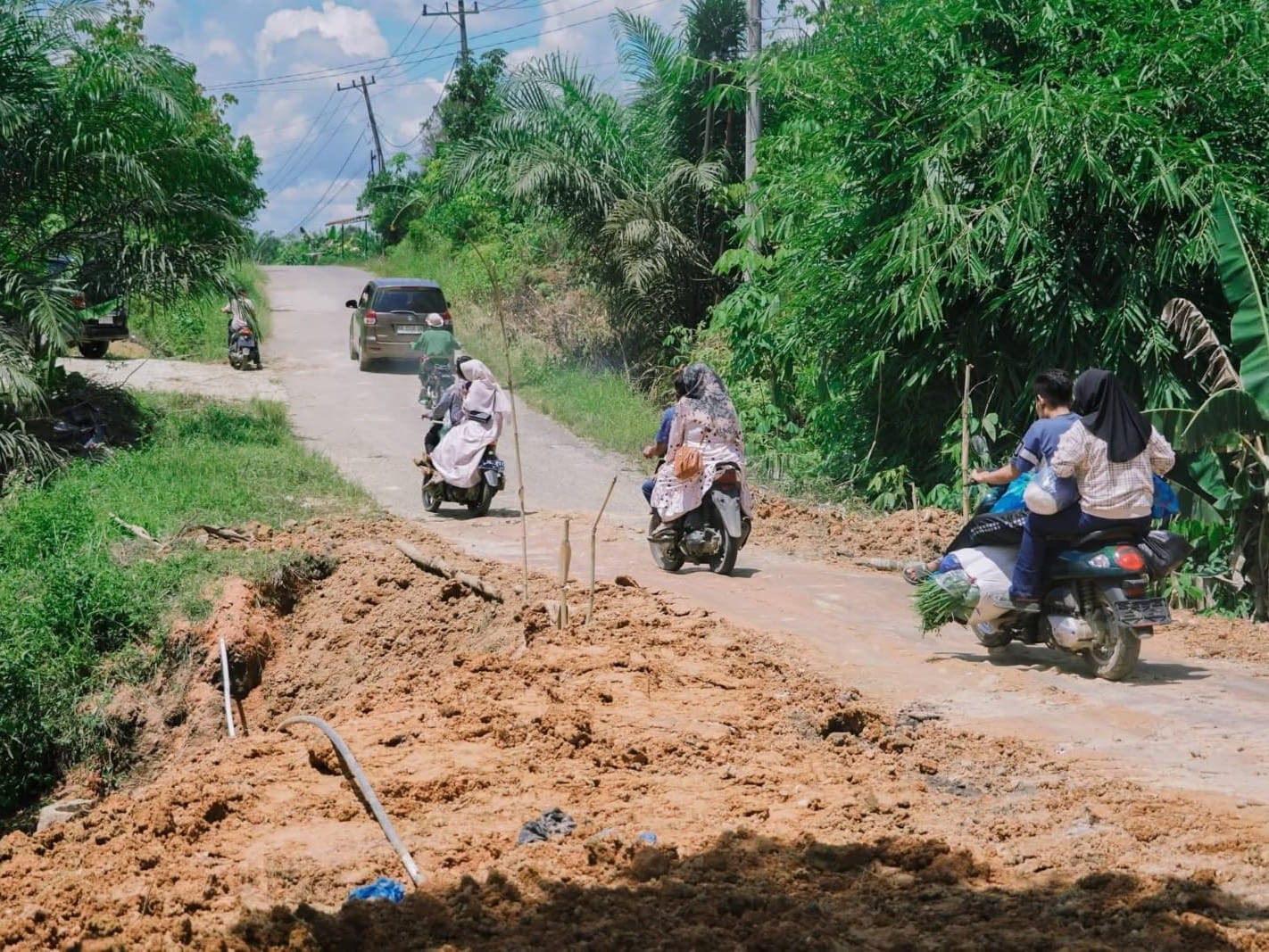 Bupati Annisa Gerak Cepat Tangani Jalan Amblas di Kurnia Selatan, PUPR Pasang 9 Box Culvert