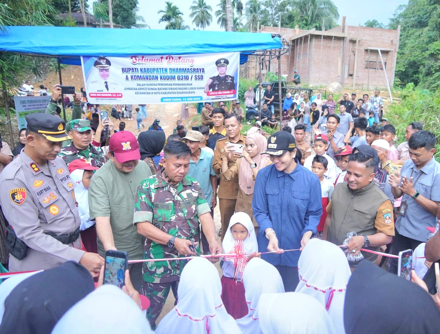 Bupati Annisa dan TNI Resmikan Jembatan Aramco, Warga Lubuk Karak Kini Nikmati Akses Lebih Aman