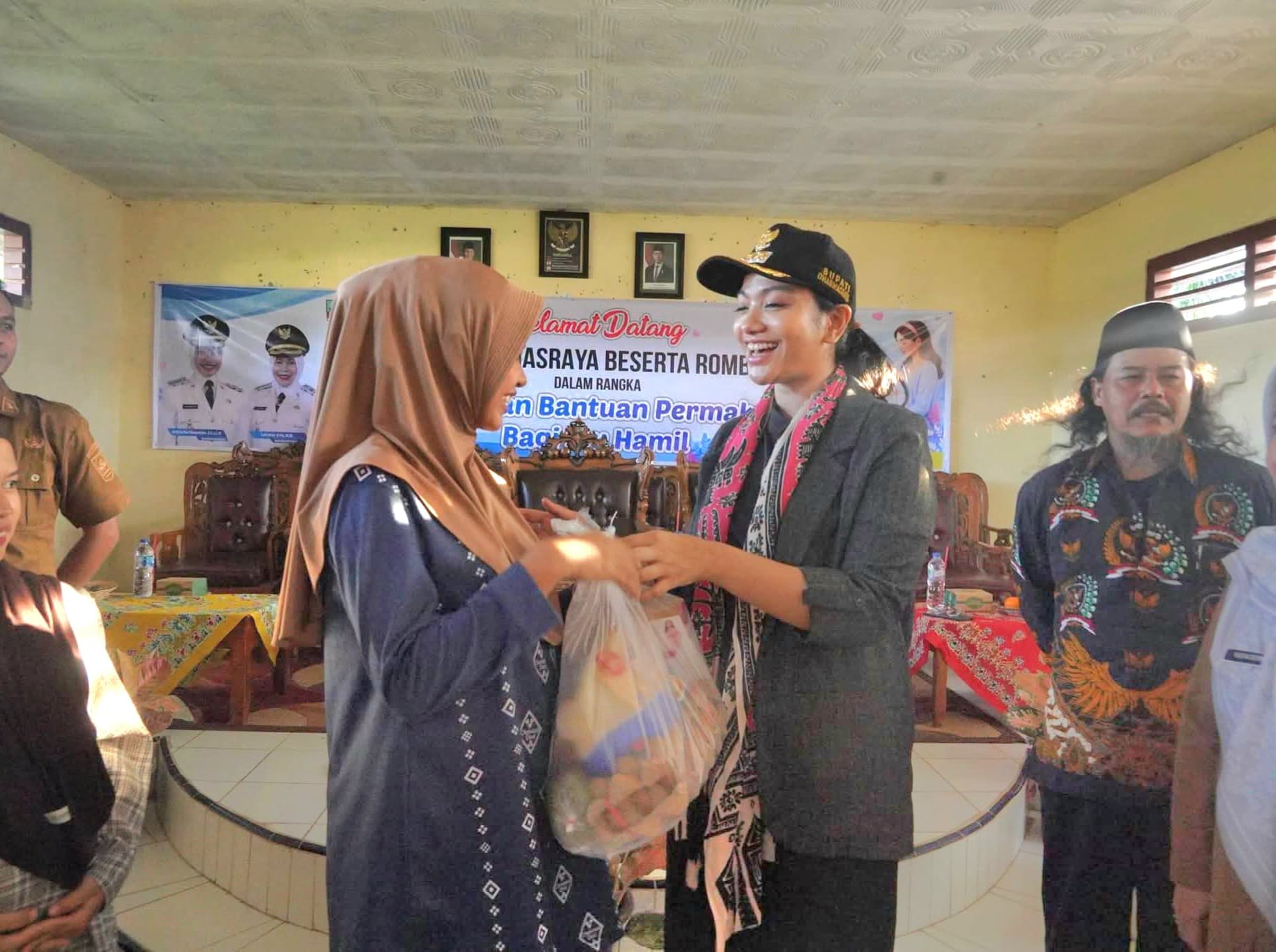 Bupati Annisa Salurkan Bantuan Permakanan bagi Ibu Hamil dan Menyusui di Timpeh