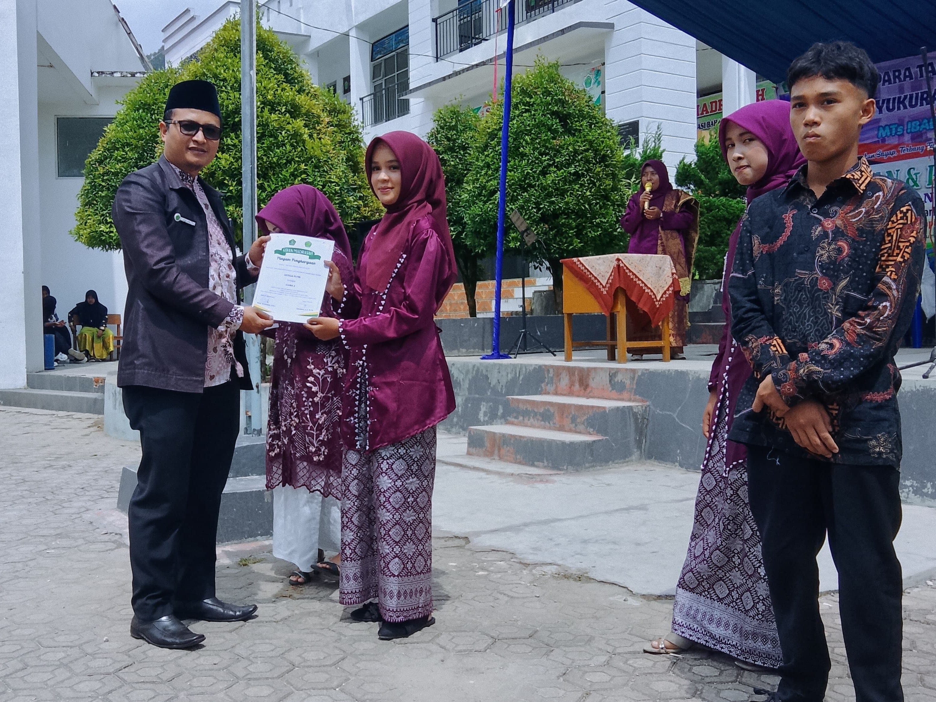 Semarak Harkitnas dan Haru Pelepasan, Dua Madrasah di Pantai Cermin kab Solok Gelar Kegiatan Berbeda di Hari yang Sama