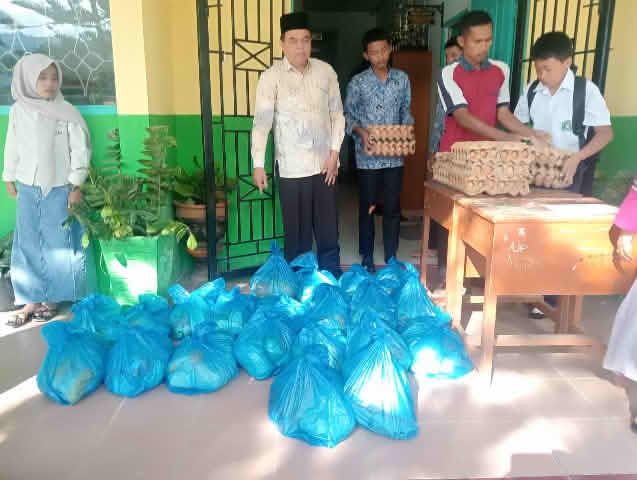 MTsN 5 SOLOK TERIMA PAKET SANTUNAN YATIM DARI BAZNAS DAN KEMENAG KAB. SOLOK.