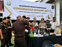 Kejari Dharmasraya Musnahkan Barang Bukti 47 Perkara, Narkotika dan PETI Mendominasi