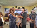 Bupati Annisa Salurkan Bantuan Permakanan bagi Ibu Hamil dan Menyusui di Timpeh