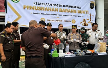 Kejari Dharmasraya Musnahkan Barang Bukti 47 Perkara, Narkotika dan PETI Mendominasi