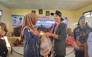 Bupati Annisa Salurkan Bantuan Permakanan bagi Ibu Hamil dan Menyusui di Timpeh